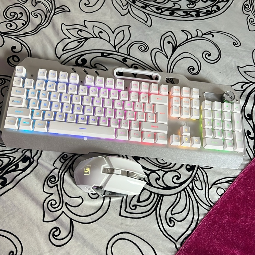 White Gaming Mouse and Keyboard Set - Picture 3 of 8
